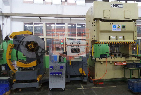 （鋼制辦公家具行業(yè)）三合一送料機(jī)配沖床安裝實例